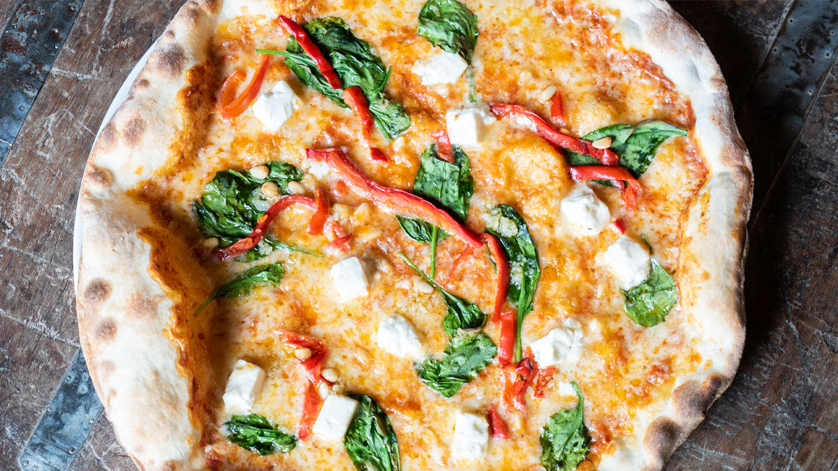 En krispig pizza med paprika på